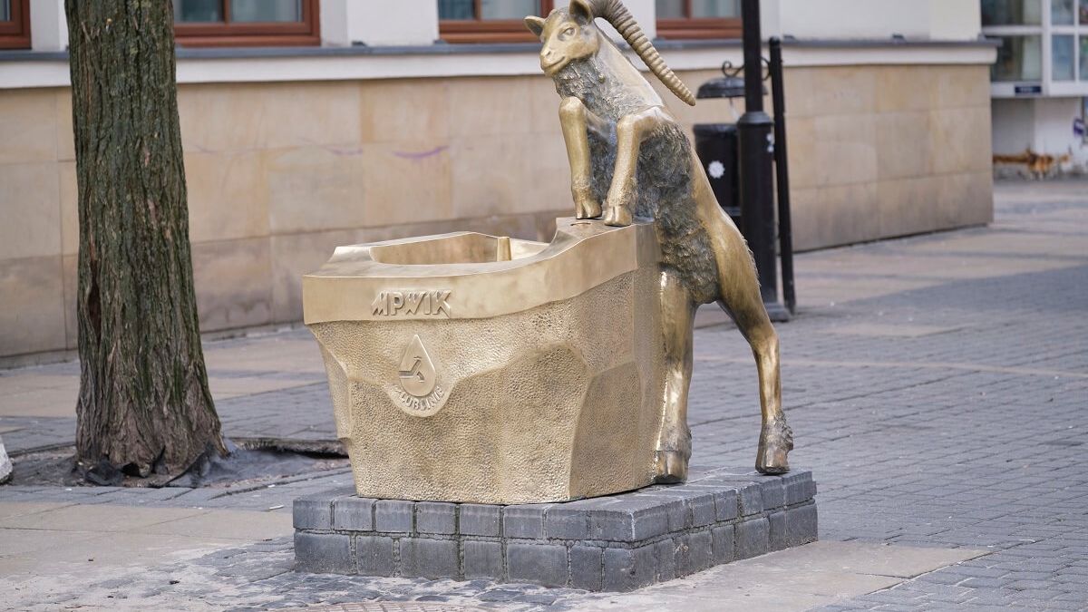 Poidełko w kształcie koziołka wróciło na deptak