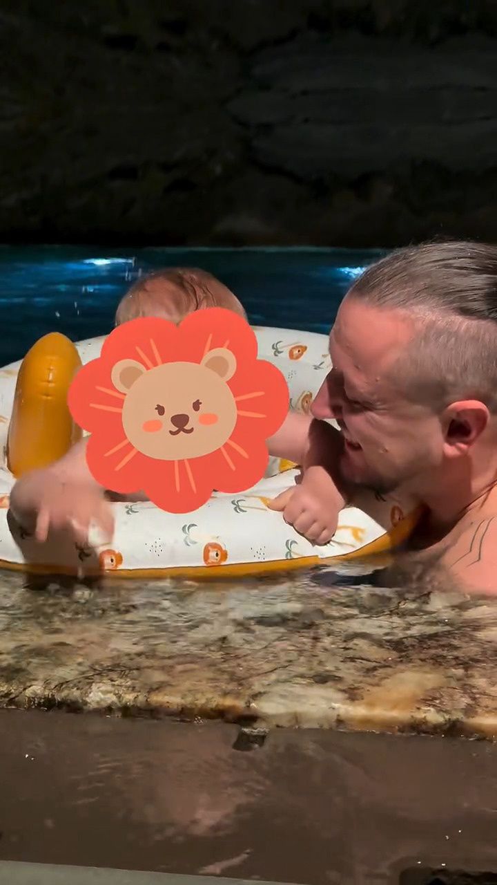 Baron spędził czas z synem, zabierając go na basen