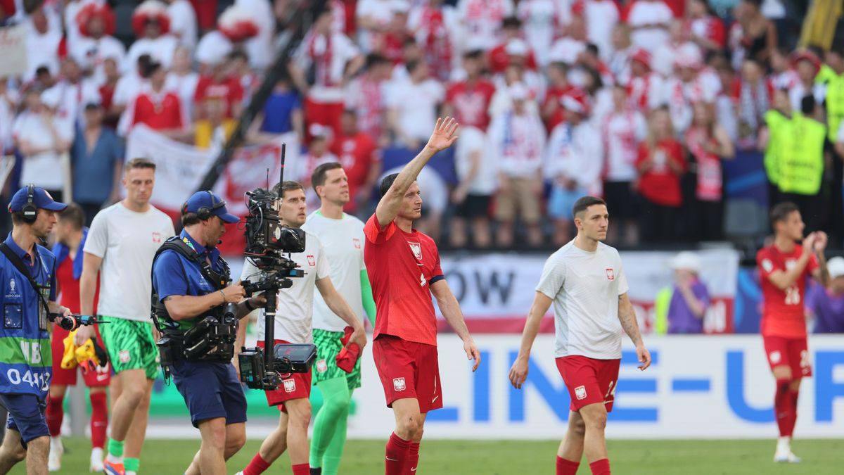 Dortmund, Niemcy, 25.06.2024. Zawodnik reprezentacji Polski Robert Lewandowski (C) po meczu grupy D piłkarskich mistrzostw Europy z Francją, 25 bm. (js) PAP/Leszek Szymański