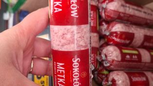Znalazłam w Biedronce między szynką a pasztetem. Trudno uwierzyć, że ktoś jeszcze to kupuje