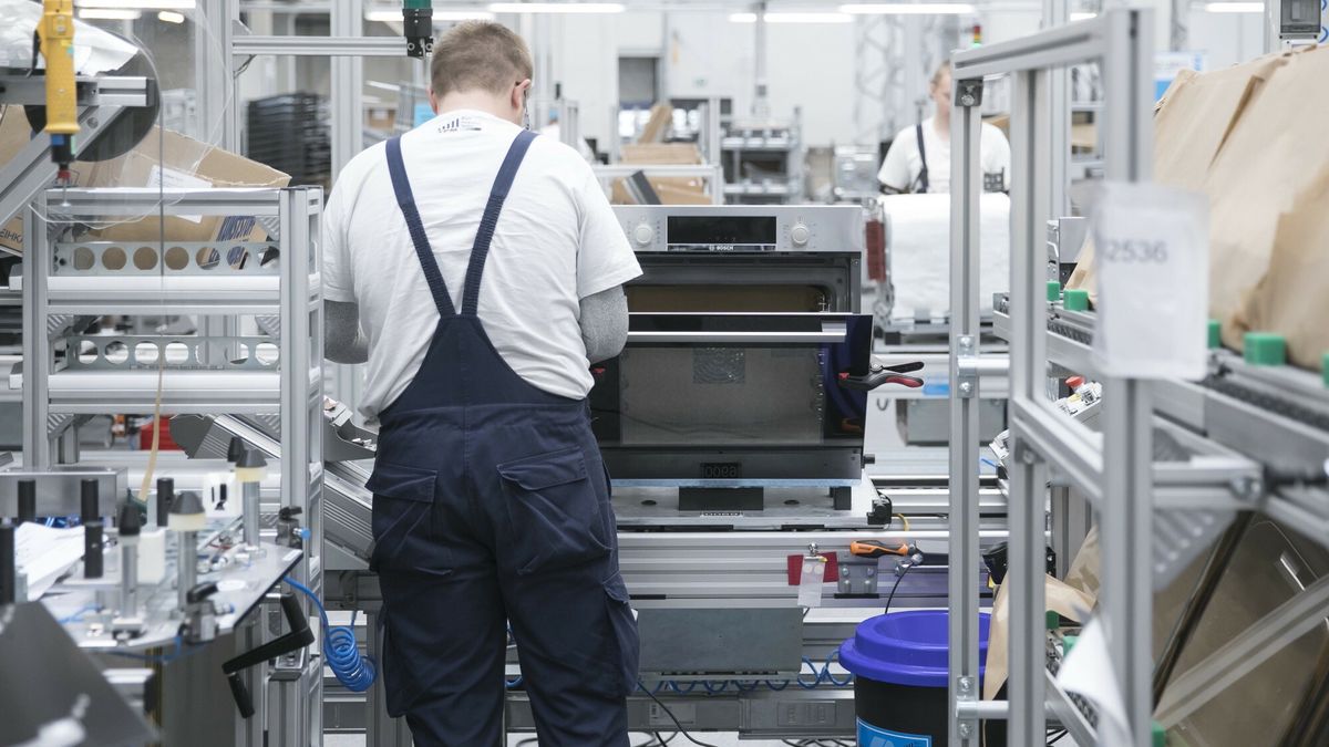 Otwarcie Fabryk BSH we Wroc?awiu
Fot. Leszek Kotarba/ East News  14.09.2017 Wroclaw  Firma BSH uruchomila fabryki piekarnikow i lodowek  n/z Linia produkcyjna piekarnikow
LESZEK KOTARBA