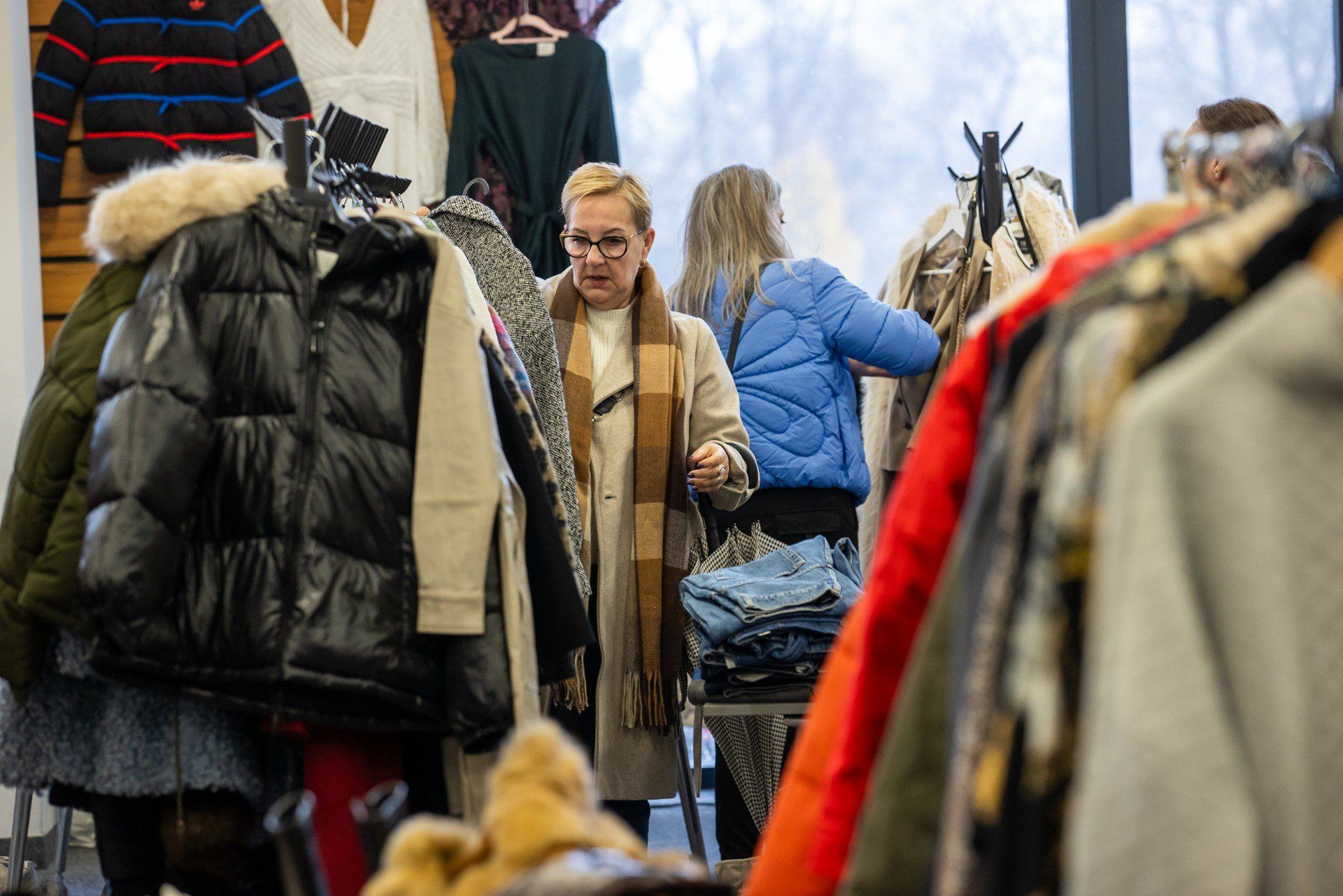 Dla odwiedzających stoiska to był nie tylko dobry moment, by odświeżyć garderobę, ale także, by poszukać nowych inspiracji modowych. Bo trzeba wiedzieć, że Bydgoski Bazar to miejsce, gdzie moda łączy się z ekologią, a pasja spotyka z designem.