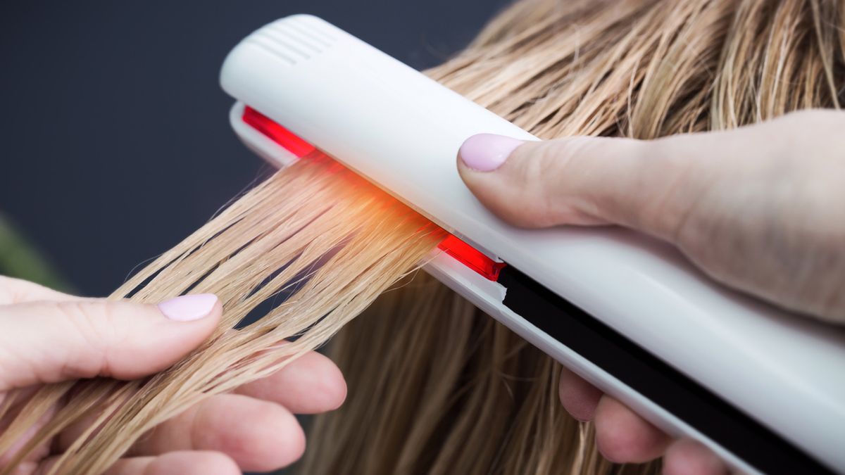 Zabieg keratynowy na włosy stosuje się w celu wzmocnienia, wygładzenia i trwałego wyprostowania włosów.