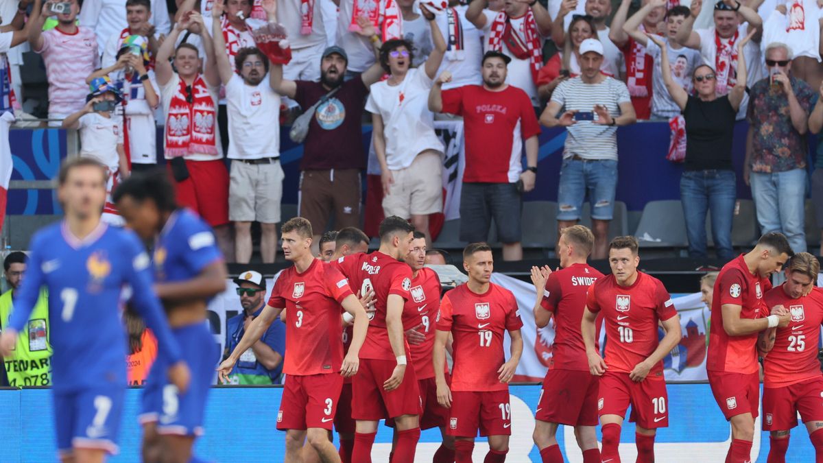 Dortmund, Niemcy, 25.06.2024. Zawodnicy reprezentacji Polski cieszą się po bramce strzelonej z rzutu karnego w meczu grupy D piłkarskich mistrzostw Europy z Francją, 25 bm. w Dortmundzie. (js) PAP/Leszek Szymański
