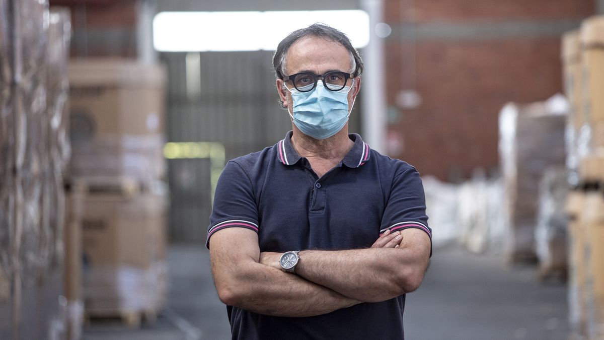 Alessandro Pintusritratto, mascherina, maschera, protezione, chirurgica, prevenzione, respiro, anti, smog, difendere, proteggere, covid-19, covid, coronavirus, contagio, malattia, virus, pandemia, corona, antipolvere, epidemia, influenza, quarantena, distanziamento, sociale, emergenza, sanitaria, medico, dottore, dottoressa, ospedale, monouso, polo, braccia, incrociate, lavoro, lavoratore, magazzino, cartoni, impresa, imprenditore, in piedi, operaio, turno, merce, ingrosso, commerciante, magazziniere, maschio