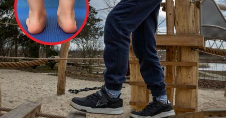 Fizjoterapeutka pokazała zdjęcie stóp dziecka. "To już plaga"