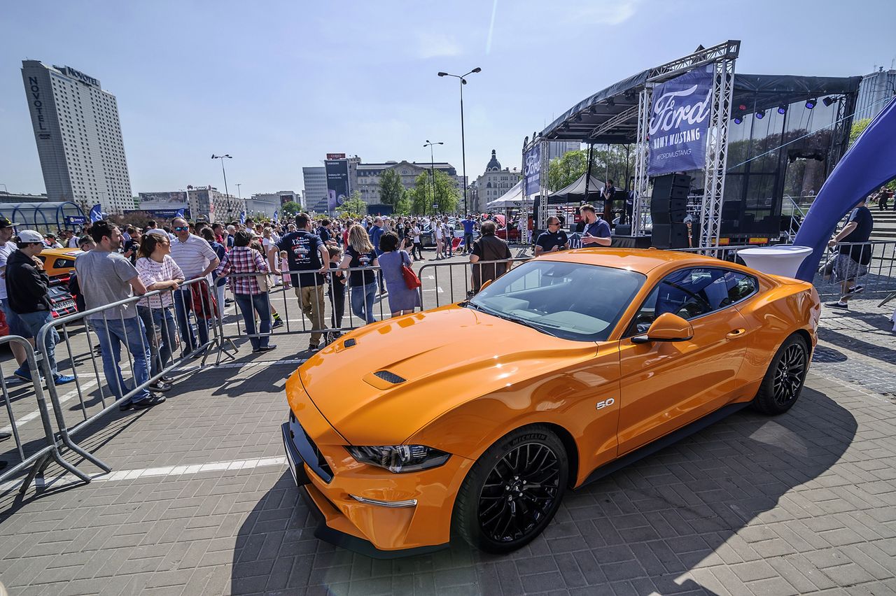 Polacy kochają amerykańskie auta. 350 Mustangów w centrum Warszawy