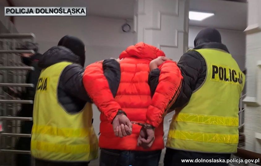 Wrocław. "Tulipan" w rękach policjantów. Udawał lekarza i oszukał kobietę na blisko 270 tys. zł