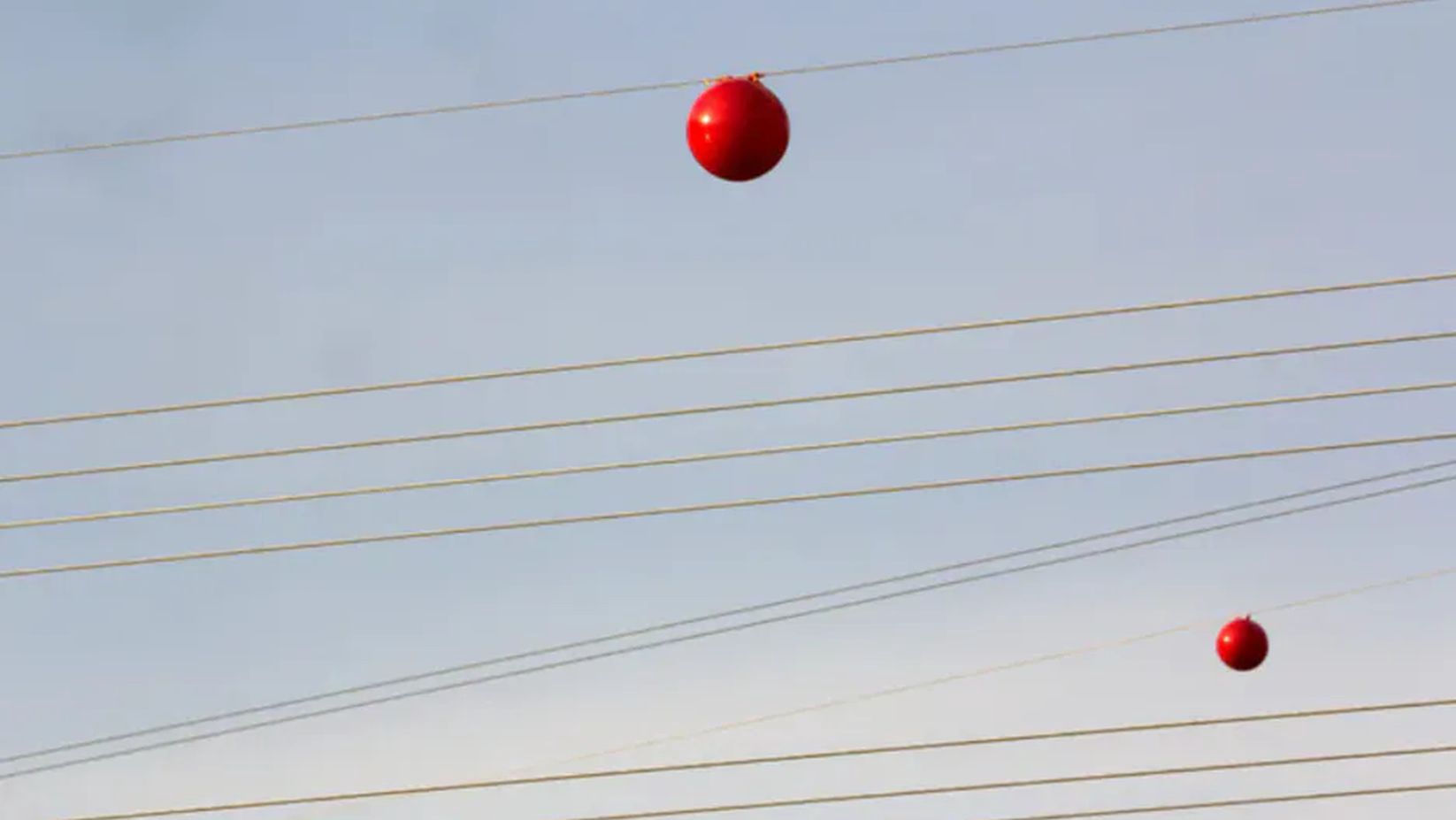 Kolorowe kule na liniach wysokiego napięcia. Jaką funkcję pełnią?