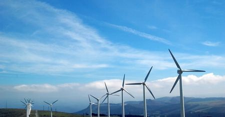 Tarcza prawna, rozwijanie farm wiatrowych i mniej chaosu w zabudowie. Wiceminister o pracach w resorcie