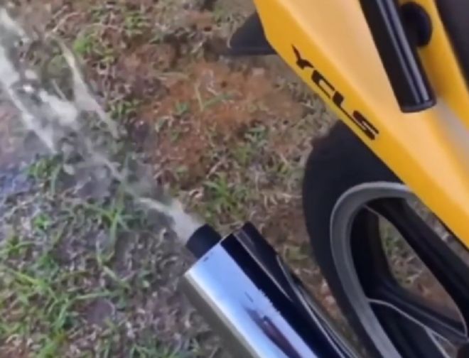 Chłopiec bawił się w myjnię. Zalał tacie motocykl