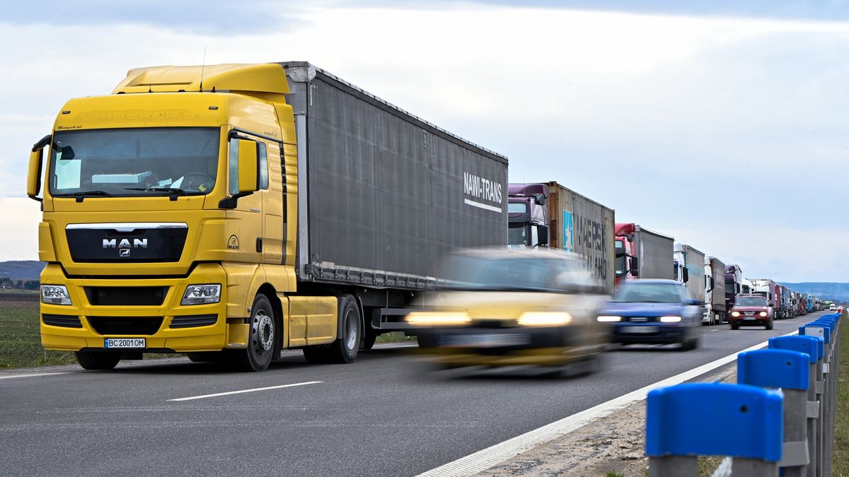 Ukraińskie ciężarówki czekające na wjazd do Polski podczas polskiej blokady granicy w 2024 roku - zdjęcie ilustracyjne