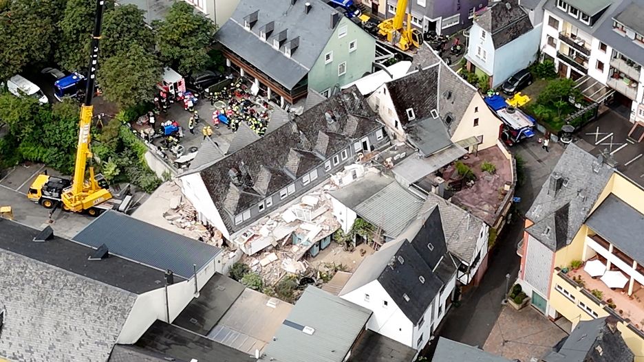 Two people dead and more are trapped in partial hotel collapse in Germany
epa11532998 A video grab taken from an aerial video shows rescuers working at the scene of a hotel that partly collapsed in Kroev, Germany, 07 August 2024. At least two were killed and several others injured, local authorities said. 14 people were in the hotel when one floor of the building collapsed, according to police.  EPA/NonstopNews 
Dostawca: PAP/EPA.
NonstopNews