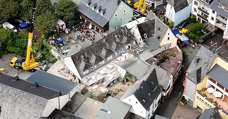 Działo się w nocy. Kobieta przeżyła w gruzach hotelu