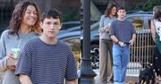 "Zwyczajni" Tom Holland i Zendaya spacerują z psem ulicami Bostonu. Dobre humory ich nie opuszczały