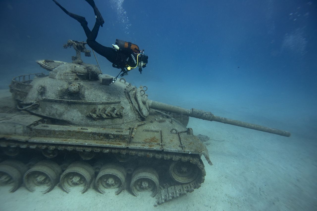 Nurkowie z całego świata zjeżdżają się do zatoki Antalya, by podziwiać zatopiony czołg z lat 60. XX wieku.