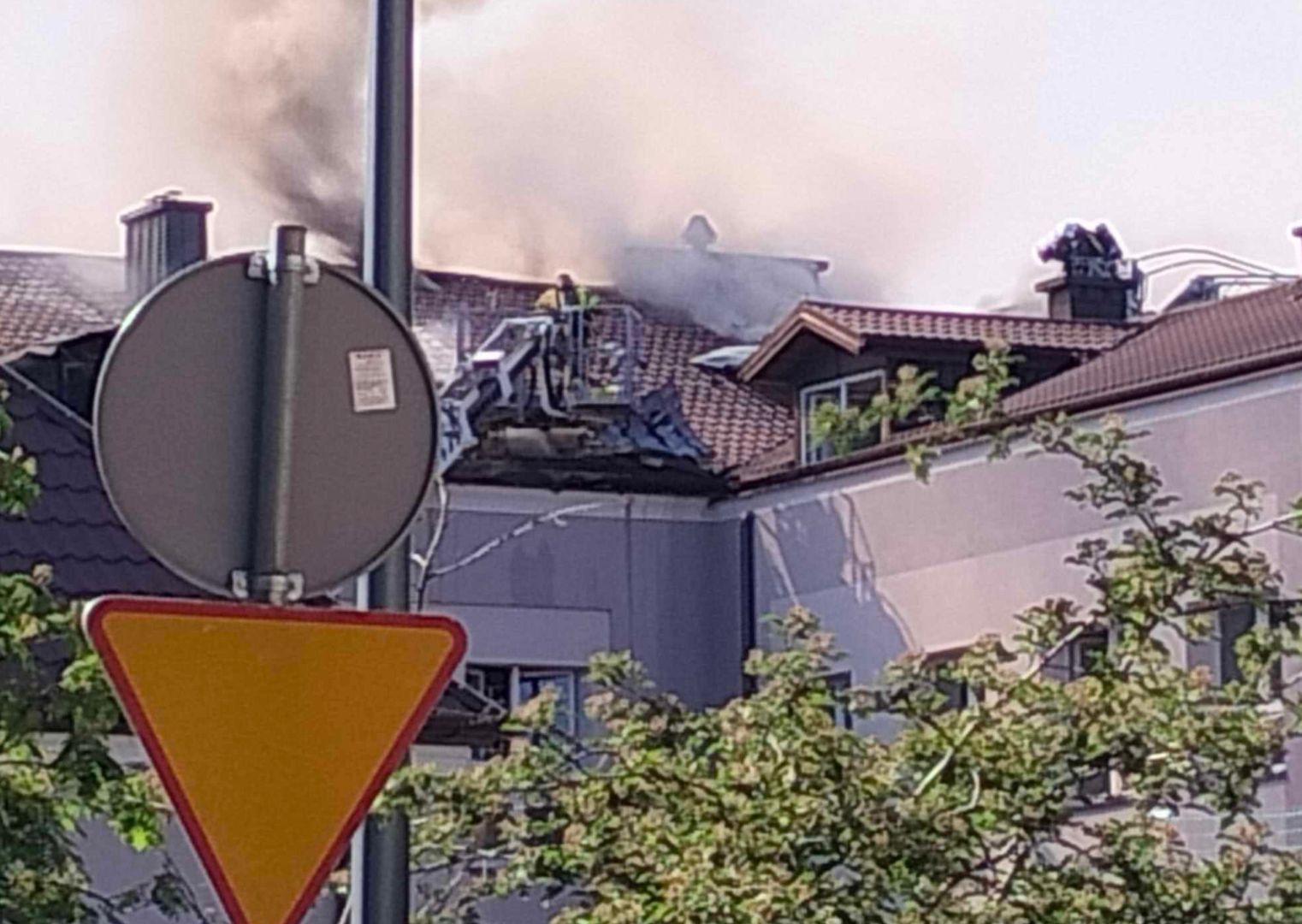 Pożar liceum w Grodzisku Mazowieckim. Mamy relację świadka (DUŻO ZDJĘĆ)