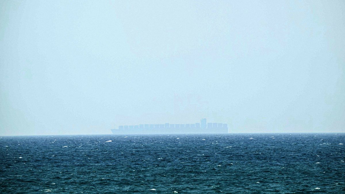Archiwum zagraniczne East News 2025-06
A huge tanker sails past Khasab, on northern Oman?s Musandam Peninsula, in the Strait of Hormuz, on June 24, 2025. Oil prices sank and stock markets jumped on June 24, even as uncertainty reined over a Israel-Iran ceasefire. World markets  fear that Iran could shut the Strait of Hormuz, a chokepoint for about one-fifth of the world's oil supply. (Photo by Giuseppe CACACE / AFP)
GIUSEPPE CACACE
