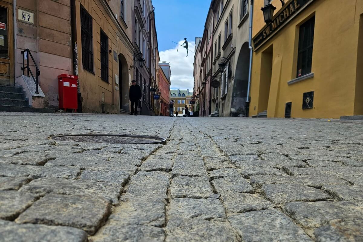 Szpilkostrada na Starym Mieście miała być tylko wąskim paskiem. Ratusz zmienia plany, rozrośnie się z 2 do nawet 9 metrów