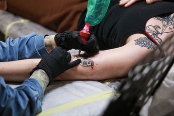 Tatuaże przeszkadzają dostać się do wojska? O tym mówią przepisy