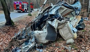 Tyle zostało z jaguara po uderzeniu w drzewo. Dwie osoby nie żyją