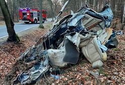 Tyle zostało z jaguara po uderzeniu w drzewo. Dwie osoby nie żyją