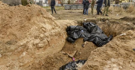 Odkryto kolejny masowy grób w Buczy. "Może być pochowanych od 150 do 300 osób"