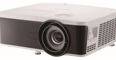 Ricoh PJ X5580: biznesowy projektor do użytku w każdych warunkach oświetlenia