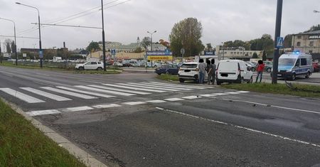 BMW zatrzymało się przed przejściem dla pieszych, zaskoczyło to kierującego dacią