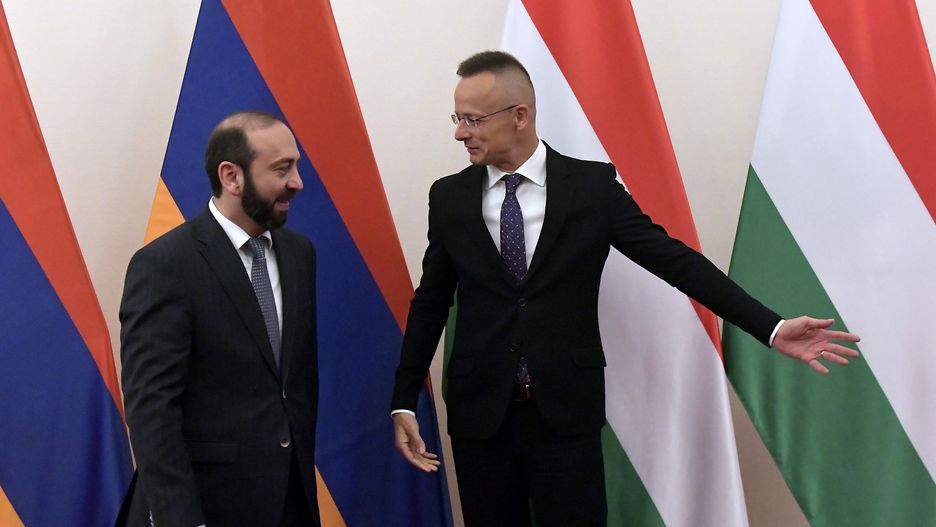 Szef węgierskiej dyplomacji (po prawej) znów zabiera głos ws. działań NATO