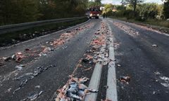 Pomorskie. Szczątki ryb na drodze. Doszło do wypadku