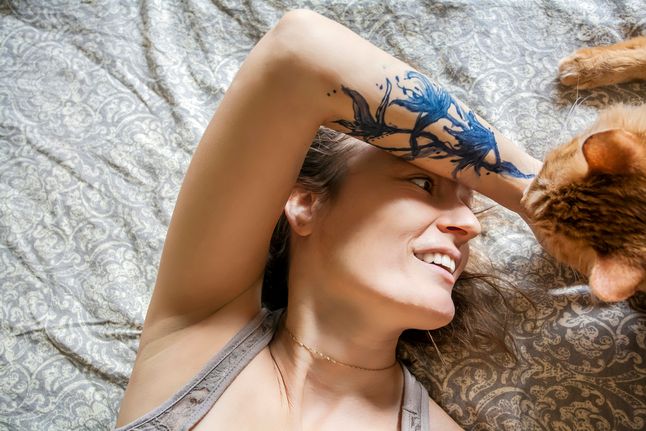 Kolorowe tatuaże na przedramię przypominają obrazy wykonane akwarelą