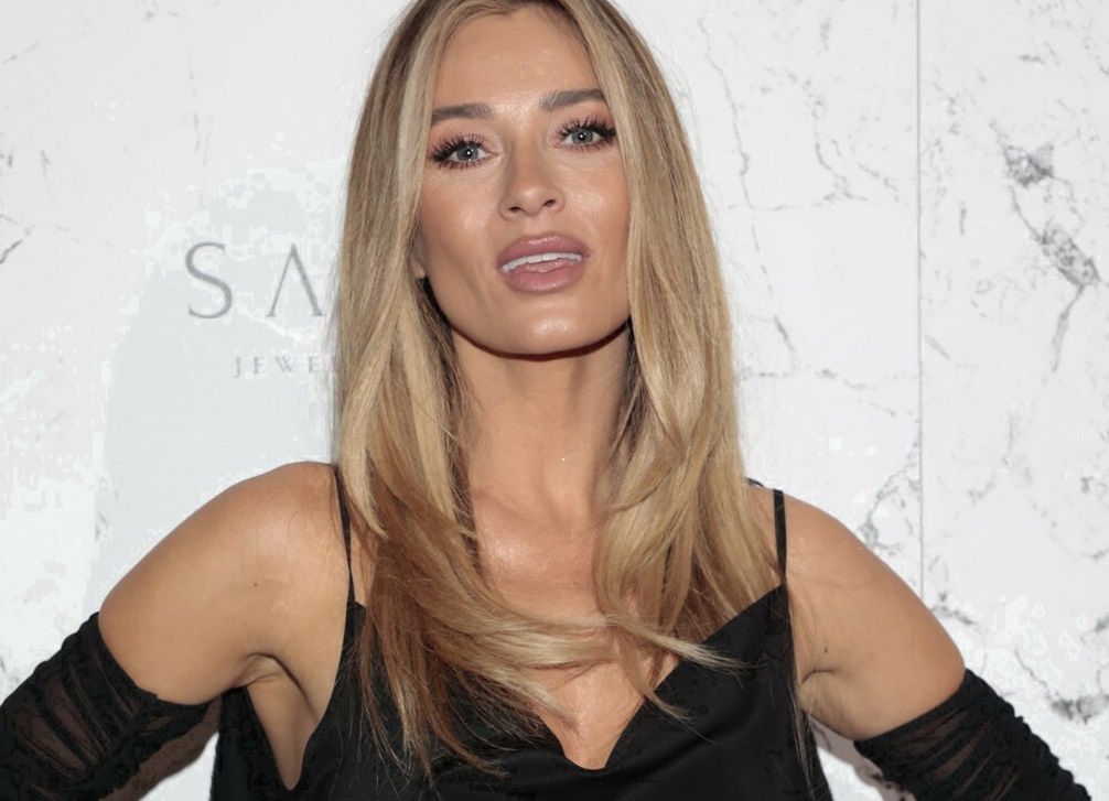 Zawadzka wyglądała zjawiskowo. Stanęła w błyszczącej sukni z rozcięciem