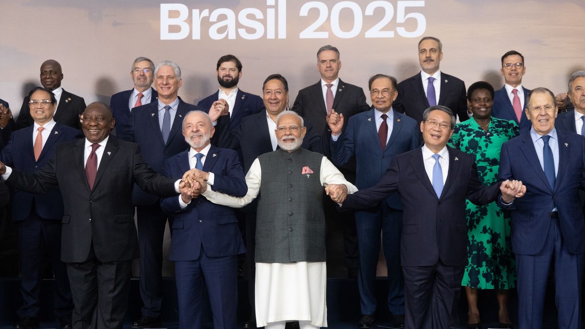Cyril Ramaphosa, South Africa's president, from front left, Luiz Inacio Lula da Silva, Brazil's president, Narendra Modi, India's prime minister, Li Qiang, China's premier, and Sergei Lavrov, Russia's foreign minister, join hands during the family photo at the BRICS Summit in Rio de Janeiro, Brazil, on Monday, July 7, 2025. BRICS leaders condemned US and Israeli attacks on Iran and called on Prime Minister Benjamin Netanyahu's government to withdraw troops from the Gaza Strip, urging "just and lasting" solutions to conflicts across the Middle East. Photographer: Dado Galdieri/Bloomberg via Getty Images