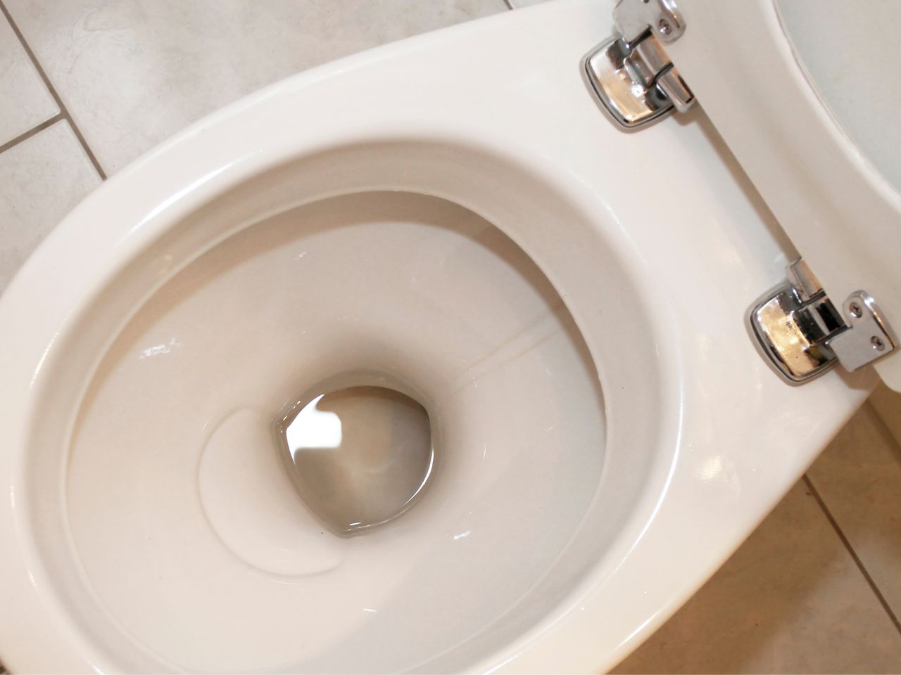 Cleaning the toilet in a homemade way is very simple.