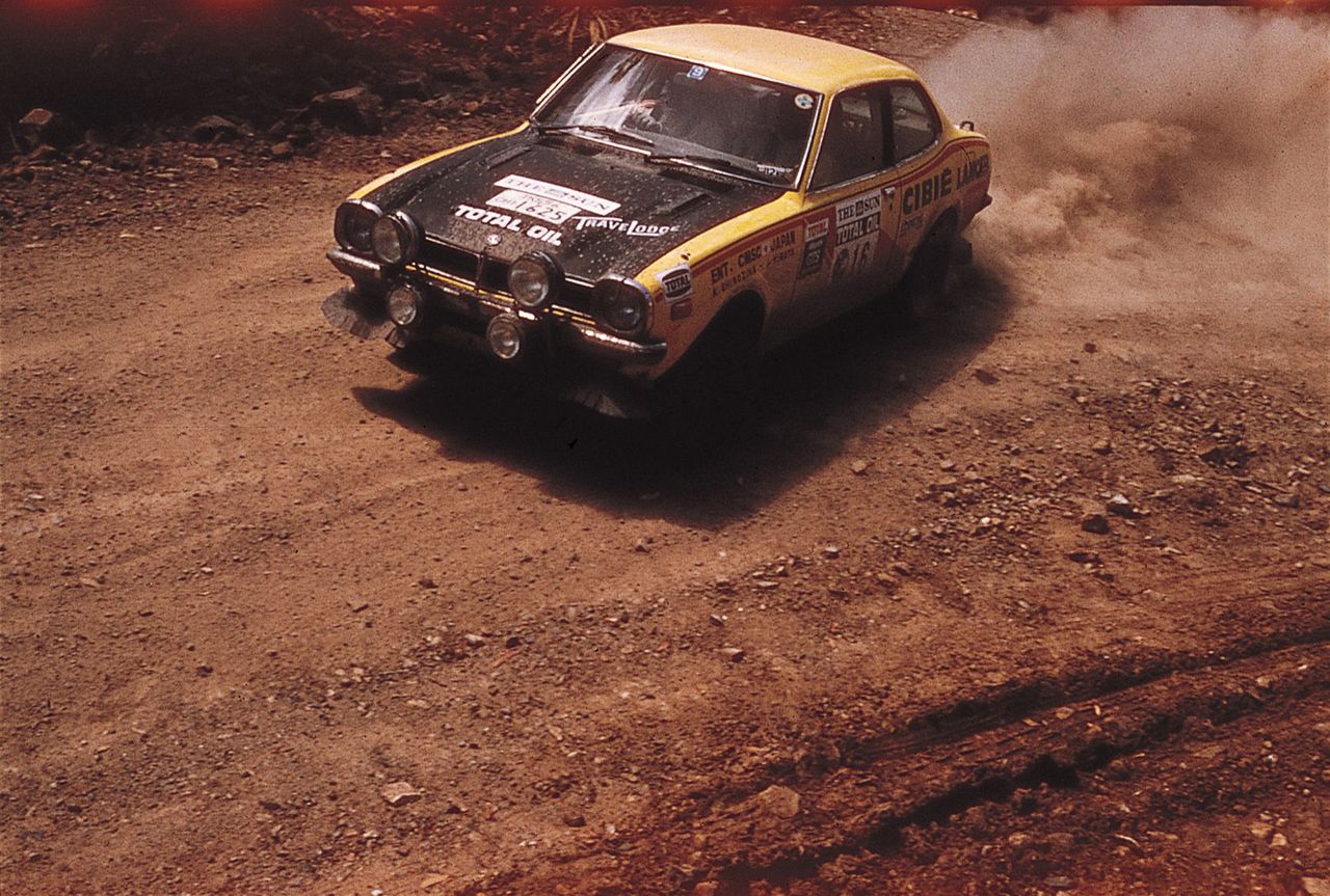 Mitsubishi Lancer 1600 GSR z Kenjiro Shinozuką za sterami, Rajd Southern Cross, rok 1974 (fot. Mitsubishi)