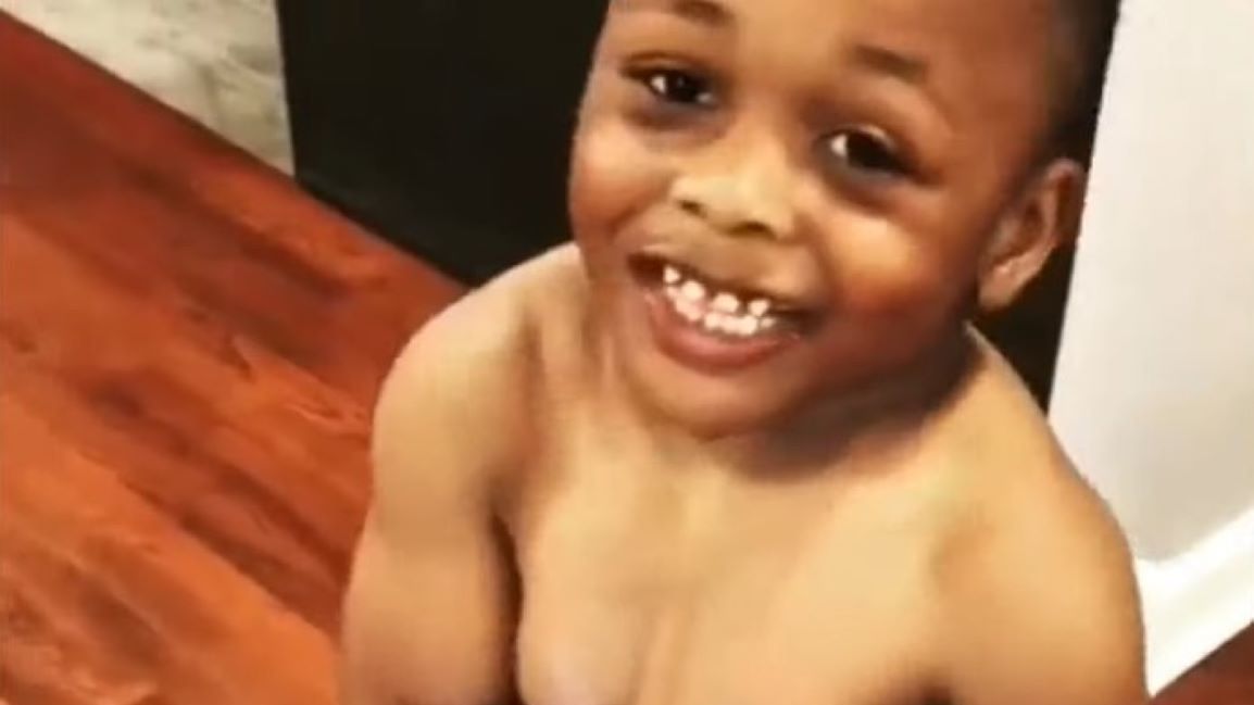 Chłopiec jest niezwykle umięśniony 