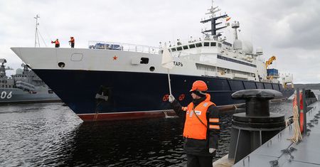 Tak Rosjanie próbują ominąć sankcje. Statki zmieniają bandery. Udają, że nie są z Rosji