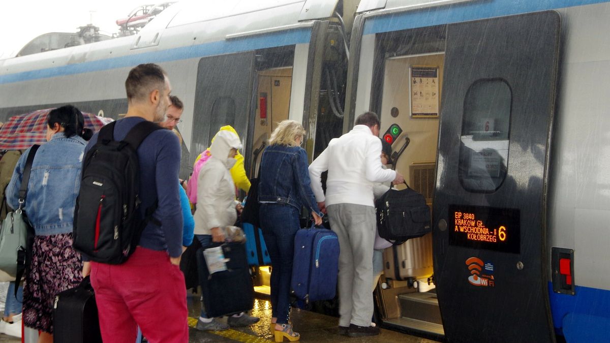 Wakacyjne wyjazdy Polak�w
Fot. Zofia i Marek Bazek/East News, Warszawa, 11.07.2022. Wakacyjne wyjazdy Polakow pociagami PKP.
ZOFIA BAZAK