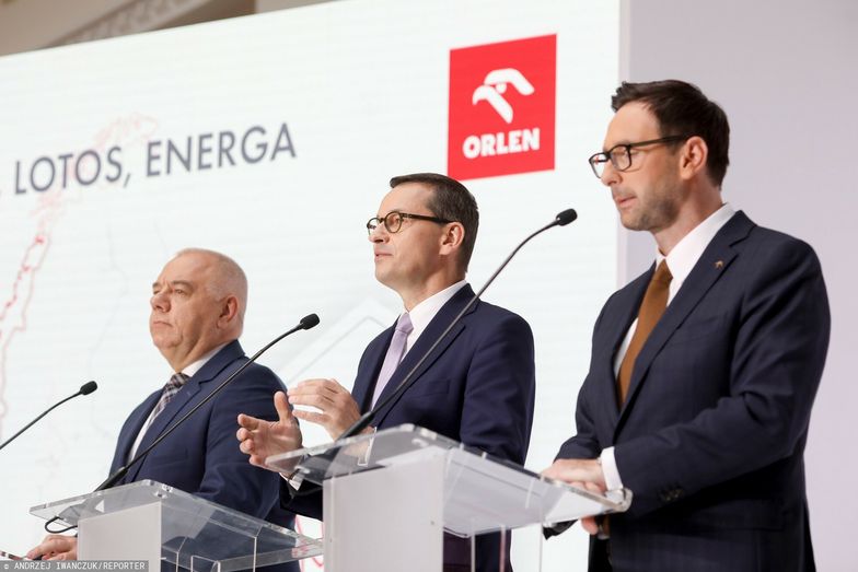 Wicepremier Jacek Sasin, premier Mateusz Morawiecki i prezes Orlenu Daniel Obajtek