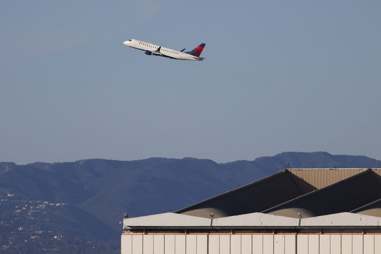 Close call at LAX: Delta plane barely avoids runway collision