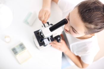Jasło: Warsztaty biologiczne dla uczestników Uniwersytetu Dziecięcego w Generatorze Nauki GEN