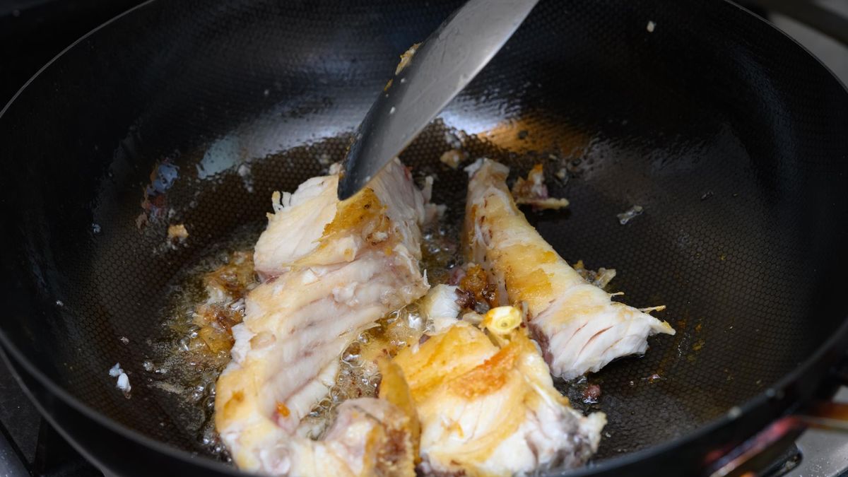 Ryby stanowią cenne źródło kwasów omega-3. Niestety, podawane w wersji smażonej mogą powodować nadciśnienie lub miażdżycę.