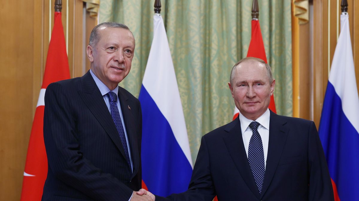 SOCHI, RUSSIA - AUGUST 05: Turkish President Recep Tayyip Erdogan (L) and Russian President Vladimir Putin (R) meet in Sochi, Russia on August 05, 2022. (Photo by Murat Kula/Anadolu Agency via Getty Images)