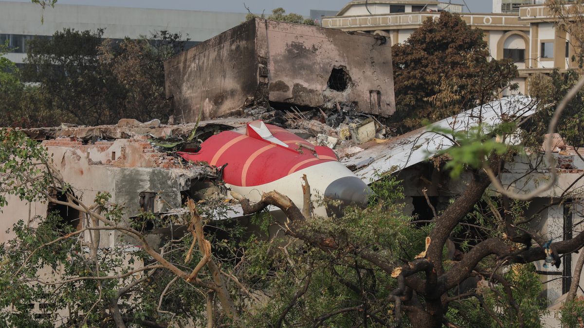 Szczątki Boeinga 787-8, który rozbił się w Indiach