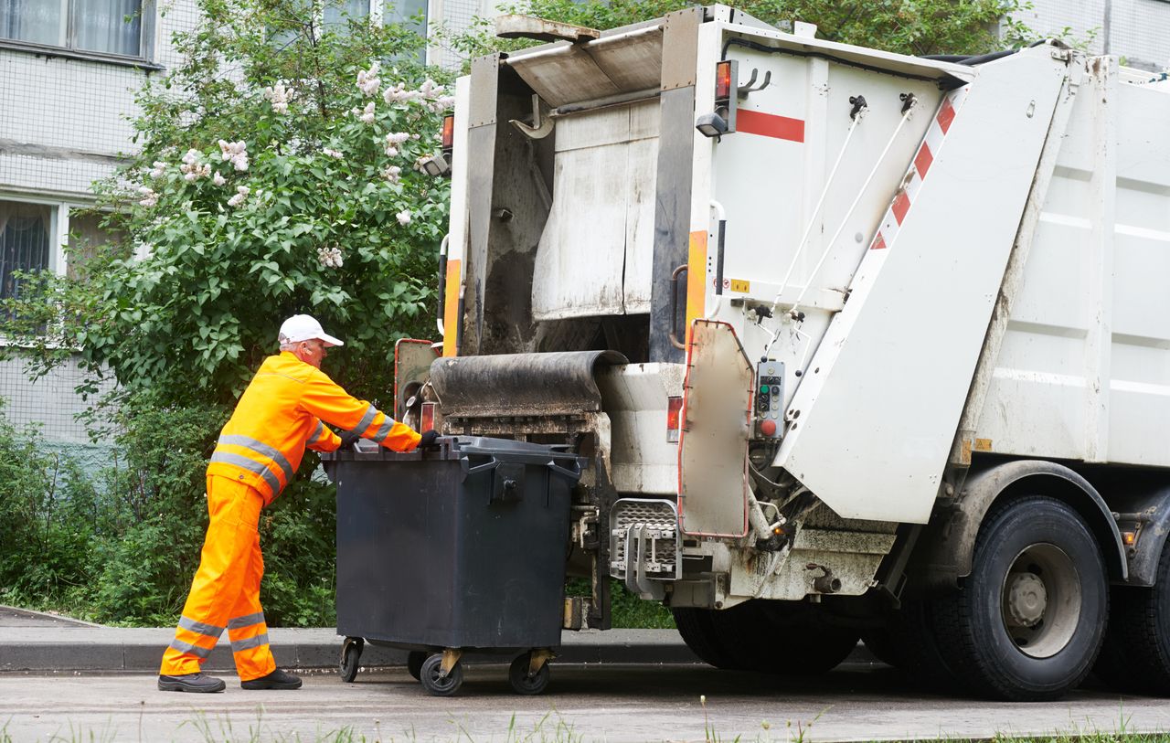Zarobki kierowców śmieciarek. Oto ile dostają "na rękę"