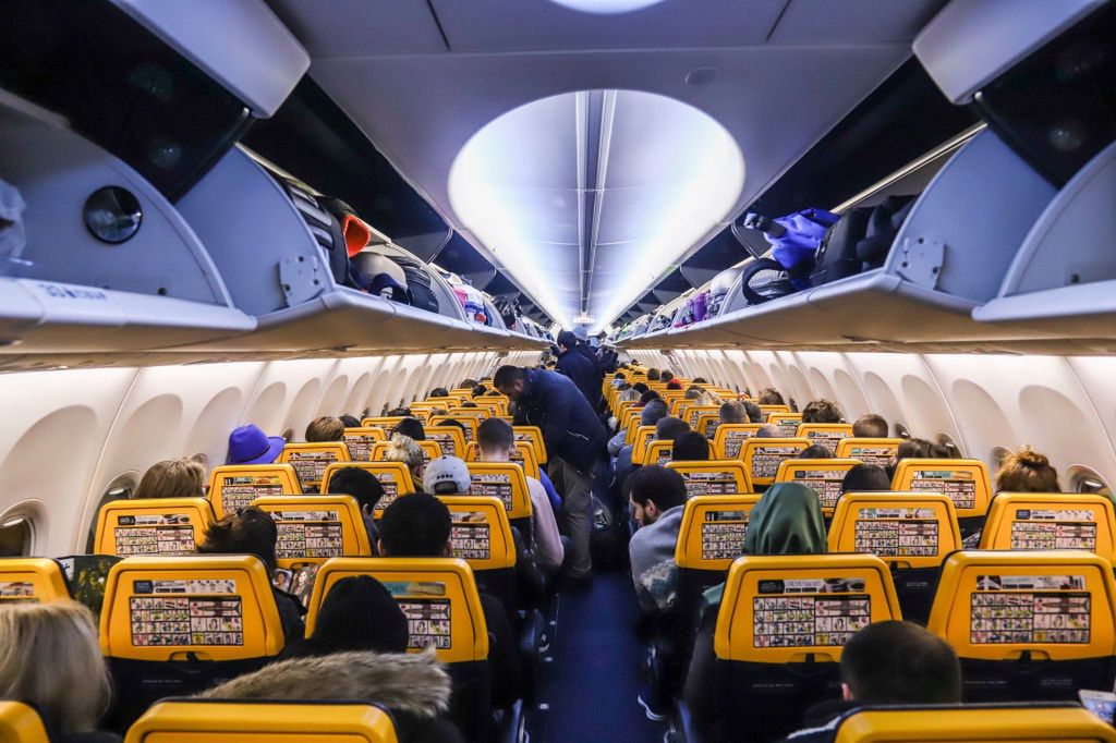 Wnętrze samolotu Ryanair (Getty Images, SOPA Images, Contributor)