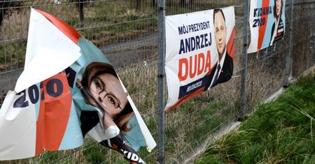 Zaskakująca analiza badaczki plakatów. Małgorzata Kidawa-Błońska udawała, że nie jest kobietą