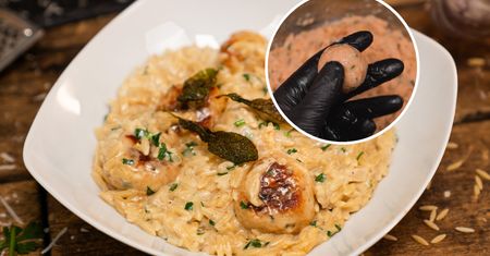 Klopsiki z indyka w połączeniu z  makaronem orzo i szałwią to prawdziwa uczta dla podniebienia