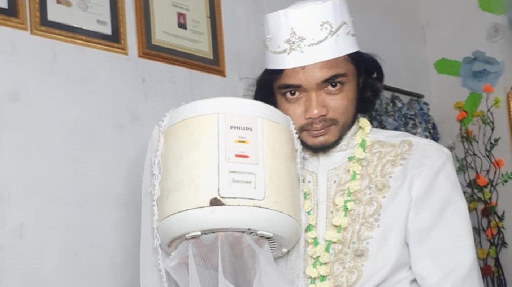 Indonezyjczyk poślubił garnek 